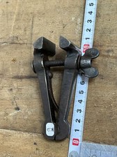 old tool / OUTIL ANCIEN, étau à main de serrage réf n° 9