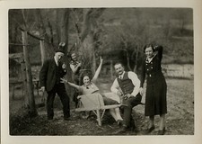 PHOTO ANCIENNE - VINTAGE SNAPSHOT - GROUPE JARDIN BROUETTE GAG DRÔLE - GARDEN