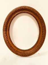 encadrement ovale en bois de chêne massif finement sculpté . XX siècle .
