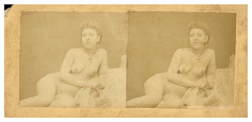 Femme nue portant - , un