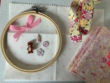loisirs créatifs/cercle À Broder +toile Aida +  boutons + Biais Bébé Rose