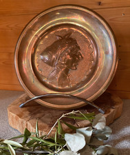 Assiette en cuivre repoussé