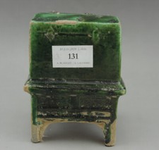 CHINE. Coffre sur pied  Epoque MING. Céramique à  glaçure verte. 14-17eme siècle