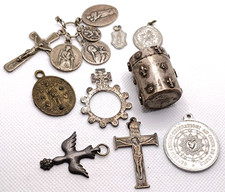 Lot objets religieux boîte