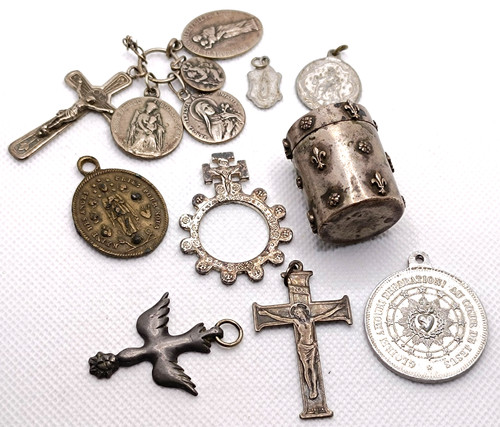 Lot objets religieux - , boîte