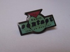 Pin's média / Radio Contact - tout en douceur - FM (époxy)