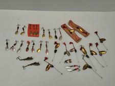 Lot de 29 cuillères et 2 leurres