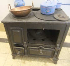 pour poupée JUMEAU etc...Adorable cuisinière FONTE