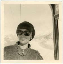 PHOTO ANCIENNE - VINTAGE SNAPSHOT - FEMME LUNETTES TÉLÉPHÉRIQUE MONTAGNE 