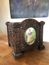 SUPERBE JARDINIÈRE EN BOIS, FEUILLAGE SCULPTÉ, MÉDAILLON PORCELAINE, FORÊT NOIRE