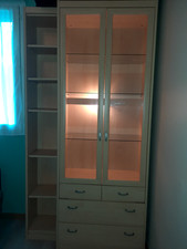 vitrine de rangement bois et verre éclairée 