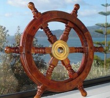 Roue de bateau en bois marron
