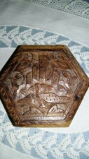 Jolie petite boite hexagonale en teck sculpté