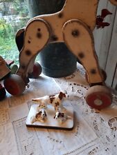 statue sur stele  chiens assis