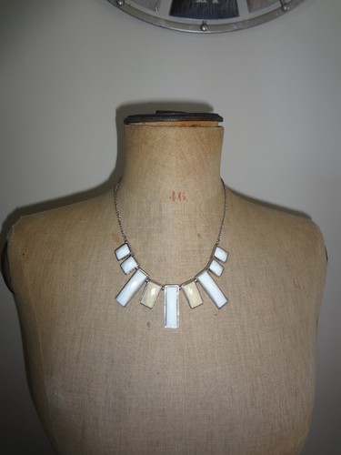 Neuf collier blanc - collier, beige