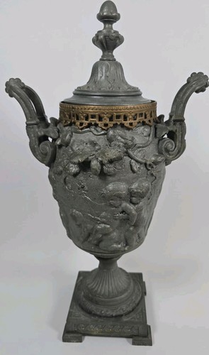 Vase urne avec - 🍀, cherubins