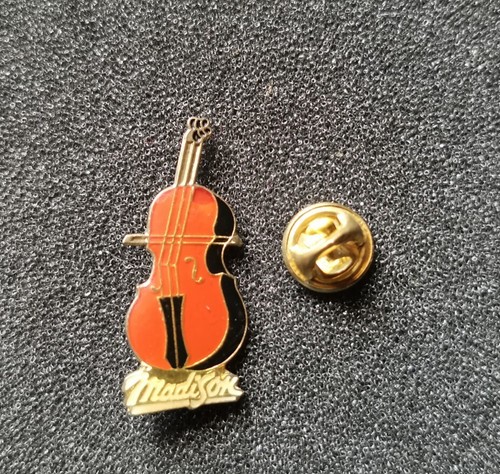 Pin madison contre basse - pin's,