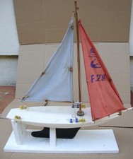 Voilier de bassin navigant , modèle F28 , jouet vintage avec support .