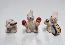 lapin musicien miniature, bibelot, collection, vitrine, maracas, tambour  tp21