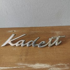 Opel KADETT B - logo monogramme de malle arrière / Réf A304 