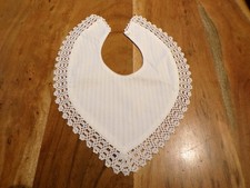 Linge ancien Bavoir en  coton blanc avec dentelle