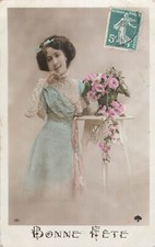 CP BONNE FETE FEMME ELEGANTE VASE ROSES FLEURS CHEVALET - 53318