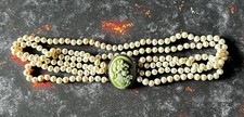 MAGNIFIQUE COLLIER DE PERLES RAS DE COU AVEC CAMEE VERT AU CENTRE TTBE 
