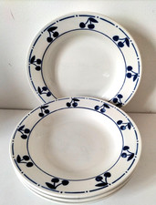 Lot de 4 assiettes creuses anciennes – décor “Cerises bleues” – Années 1950