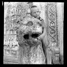 Portrait enfant sculpture lion