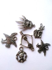 6 pendentifs : griffes d’ours, forme dragons, aigles, arc