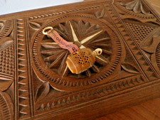 Ancien mètre de couturier en corozo sculpté