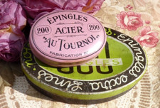 Mercerie ancienne, LOT 2 ANCIENNES BOITES D'ÉPINGLES EN TÔLE LITHOGRAPHIÉE