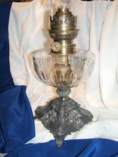 LAMPE A PETROLE ANCIENNE CUVE EN CRISTAL TAILLE, PIED EN REGULE . REF 1547