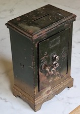 Ancienne tirelire coffre fort en métal avec sa clé- décoration lion- XXème 1960