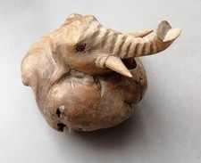 Eléphant en bois d'écorce