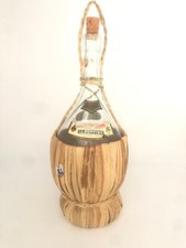 Grande bouteille vide ancienne vin italien chianti Ruffino entourée de paille