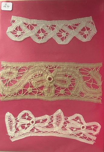 Dentelle ancienne sur carton - ancienne,