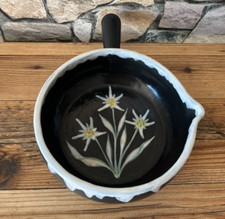 Poêlon en céramique signé Gabriel Fourmaintraux Desvres décor Edelweiss année 70