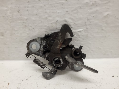 Système attache capot moteur