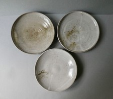 3 assiettes ou plats en grès