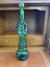 Bouteille de vin  en verre vert moulé sous forme de poignard  serré à la main