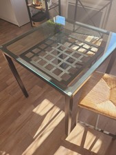 Table et deux chaises en fer