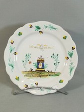 ASSIETTE RÉVOLUTIONNAIRE A DÉCOR POLYCHROME, STÈLE FLEUR DE LYS ET ARBRE DE VIE