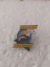 Pin's Pins Pin Société Traitement Des Eaux "Agence De L'eau ADOUR GARONNE " 