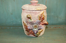 Ancien pot à épice avec couvercle composé de fleurs en relief