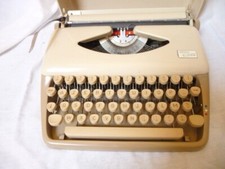 machine à écrire.  portative *TRIUMP *tippa* année 60 +boite transport, tb état
