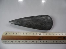 hache polie en serpentine 13,5 x 4,7 x 1,7 cm couleur vert origine à déterminer