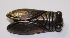Jolie broche ancienne en métal - Forme de cigale