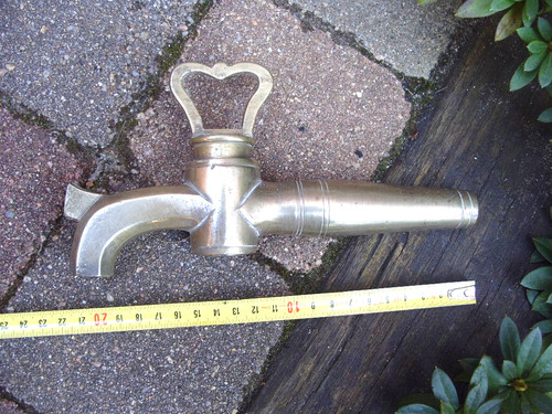 Gros robinet ancien - ancien, tonneau