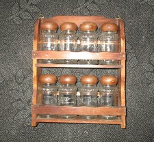 Petite étagère en bois avec 8 pots à épices en verre